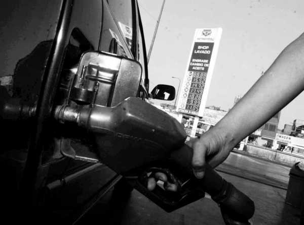 Petr&oacute;leo barato, gasolina no tan barata