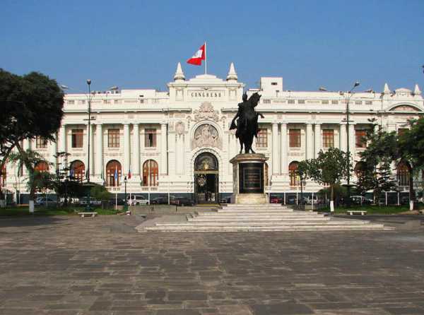 Ante “democracia plebiscitaria”, persistir con la República