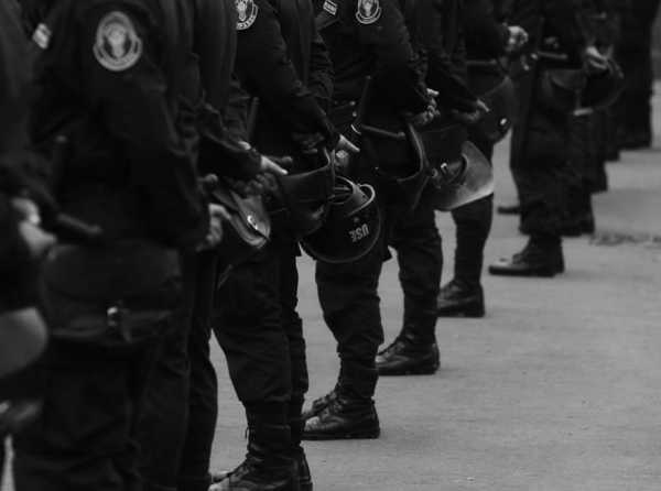 ¡La estrategia de criminalizar al policía!