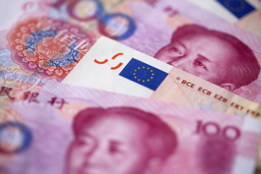 Romance estratégico del yuan y la libra