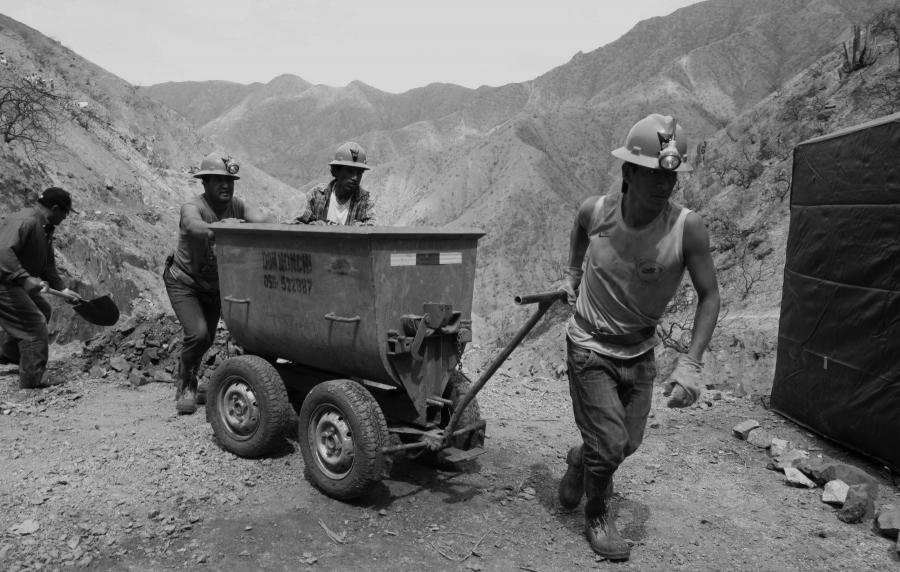 ¡Gobierno en colisión con mineros artesanales!