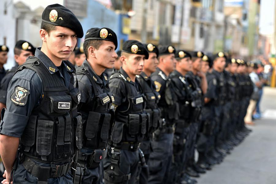 Los derechos humanos de policías y militares