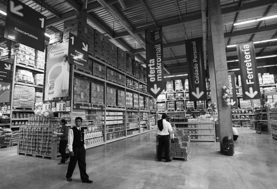 En medio de megarrecesión, InRetail compra Makro