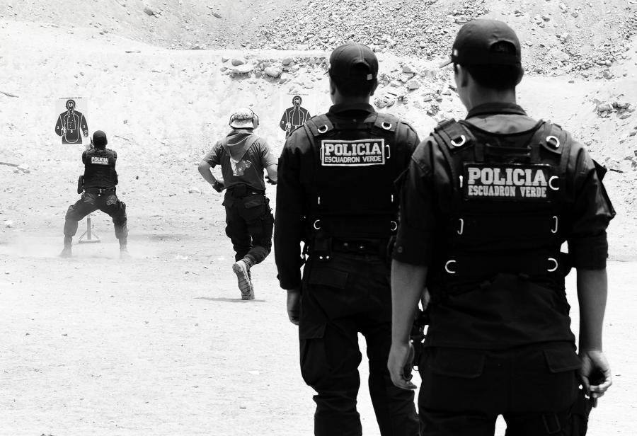 ¡Desarmando al policía!
