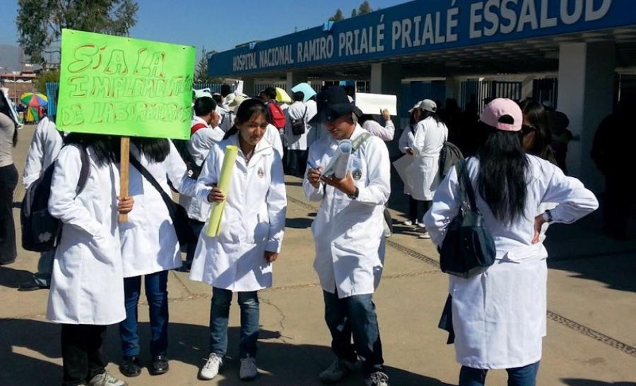 Es duro ser médico en el Perú