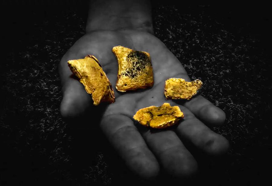 El oro ilegal invade la política